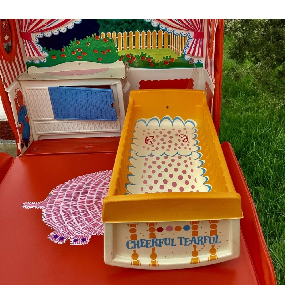 Mattel Cheerful and Tearful nursery/carrying case playset with two dolls bed. - Picture 15 of 16